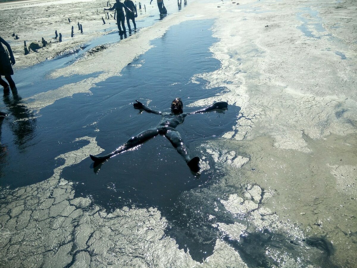 Озеро с лечебной грязью. Грязевое озеро Чокрак в Крыму. Озеро Чокрак Керчь. Керчь грязи Чокрак. Керчь грязи озера Чокрак.