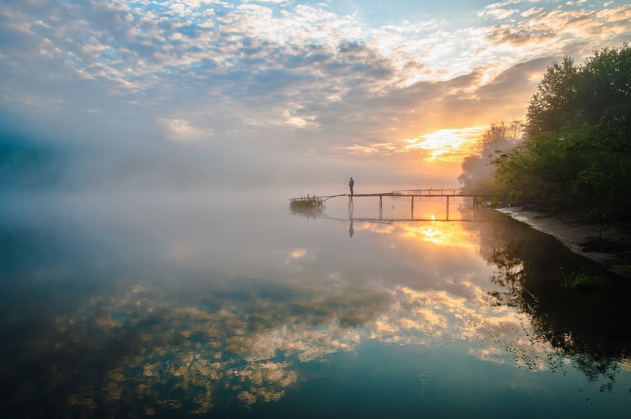 Озеро тихая вода. Рассвет в Переславле Залесском. Рассвет на реке. Озеро солнце. Пейзаж рассвет.