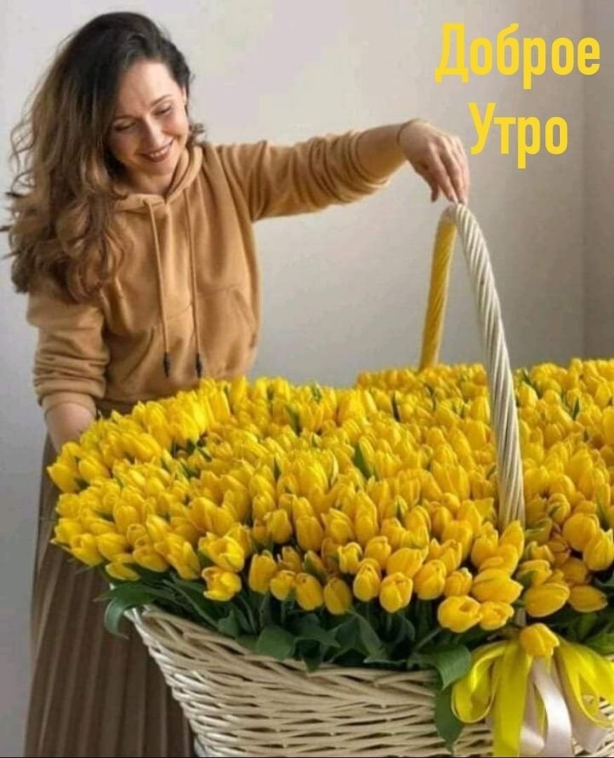 Букет желтых тюльпанов в руках