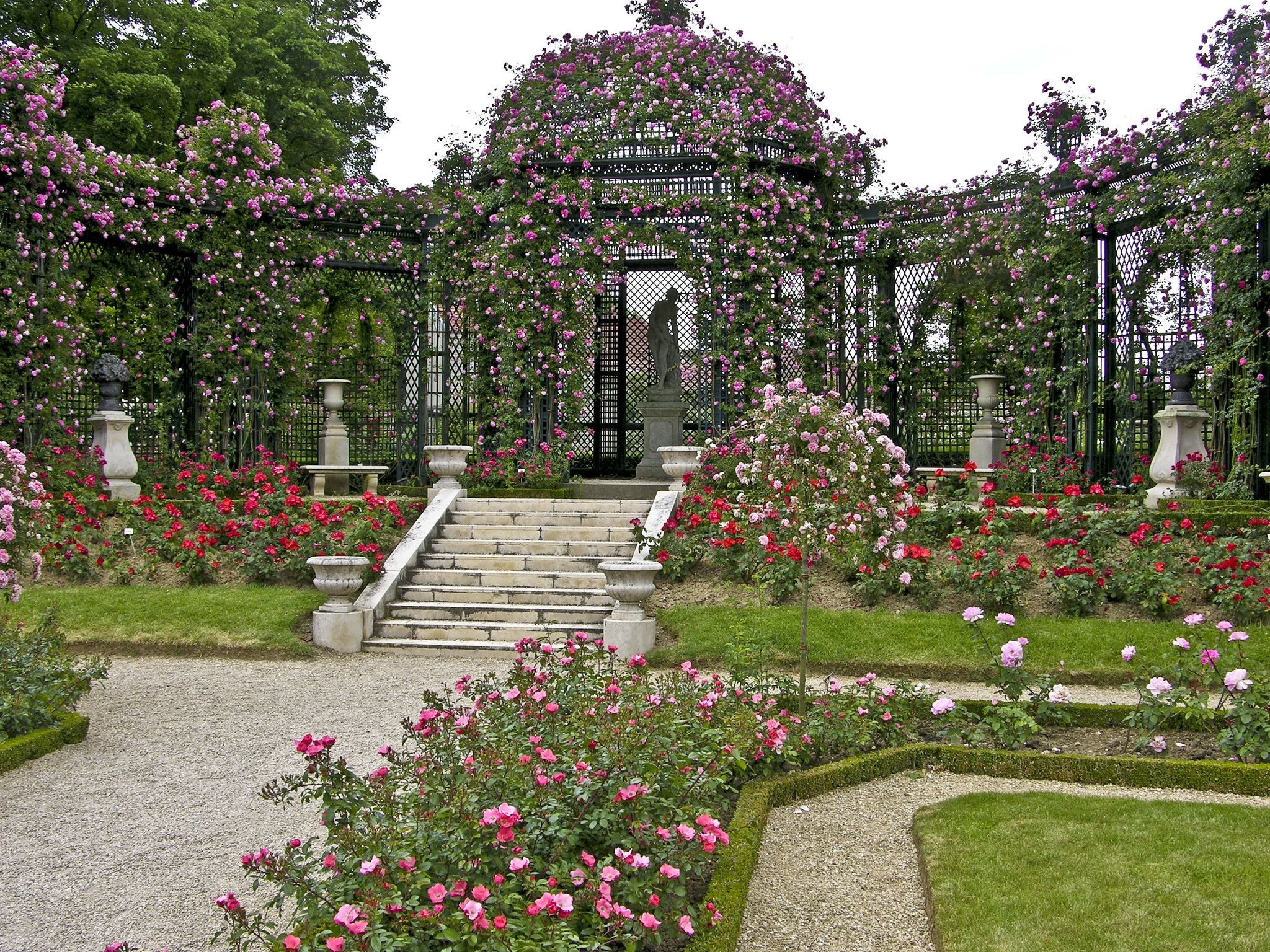 Верховой сад. Розарий Валь де Марн. Мальмезон розарий. Пергола сад Франция.