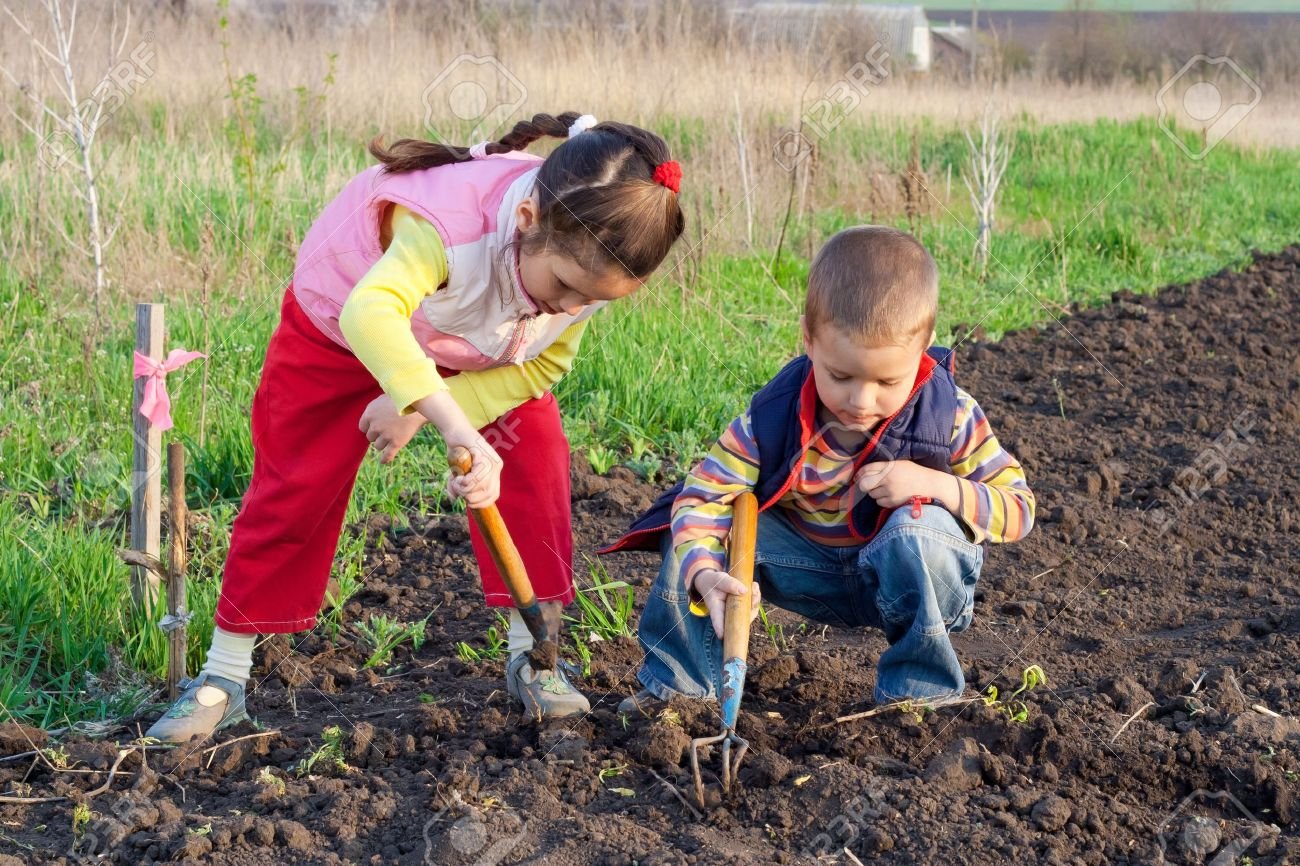 Работа людей весной. Труд в огороде. Весенние работы в саду для детей. Грядка для детей. Огород для детей.