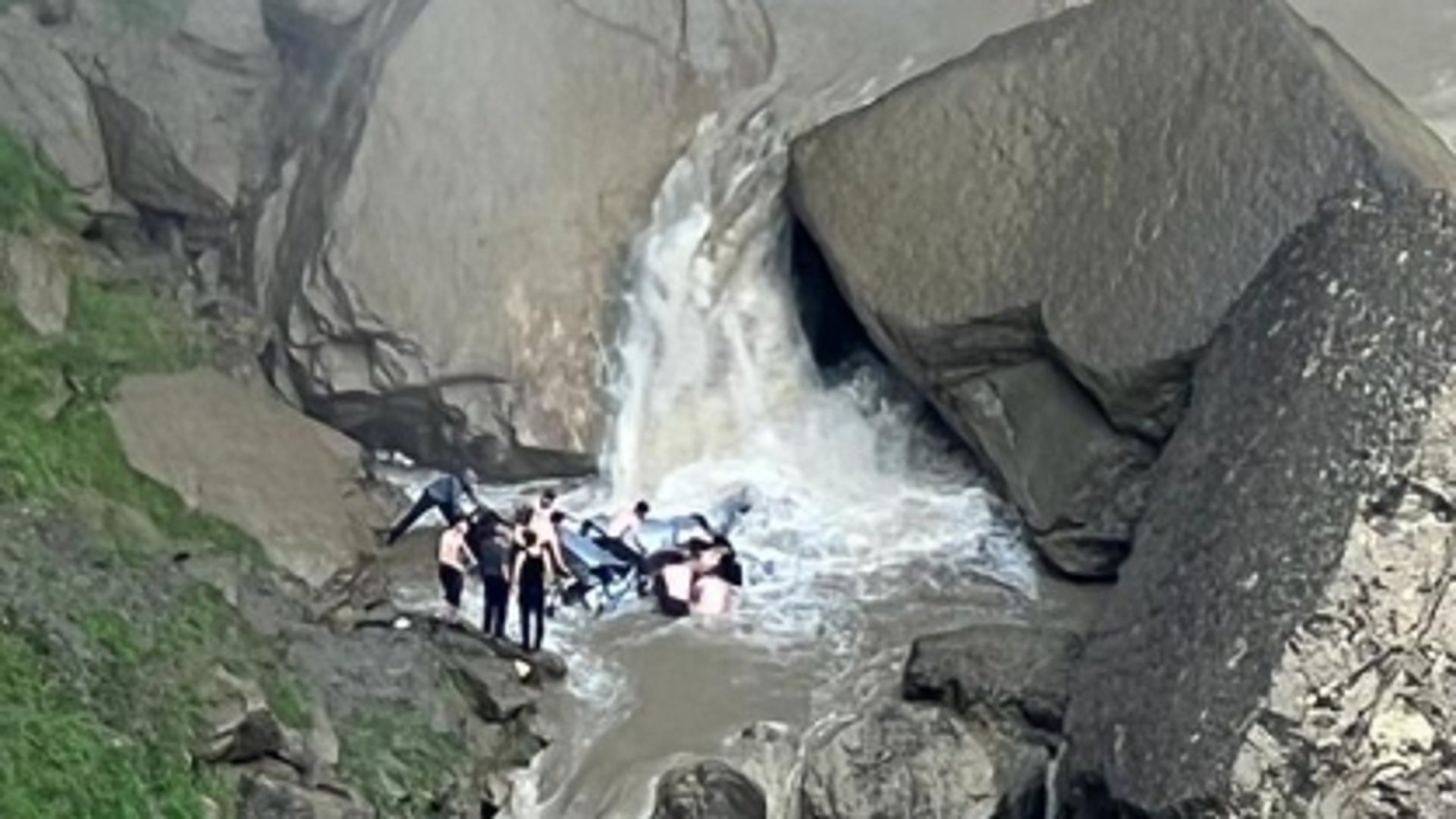 Падение с водопада. Цолотлинский каньон и водопад Тобот. Хунзахский каньон. Цолотлинский каньон в Дагестане. Машина с туристами упала в Дагестане в Хунзахе.