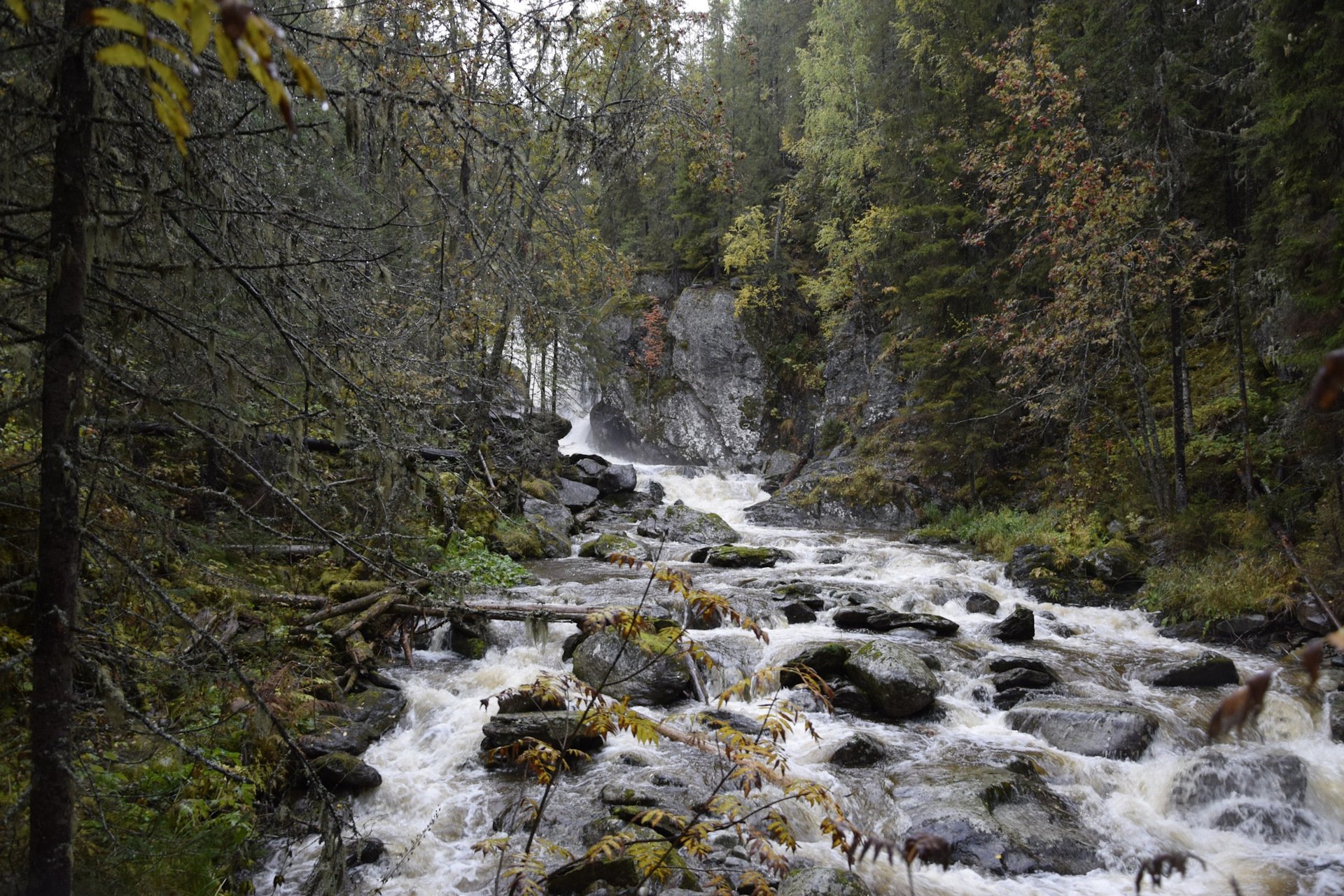 Хребет Кваркуш и Жигаланские водопады в Пермском крае.