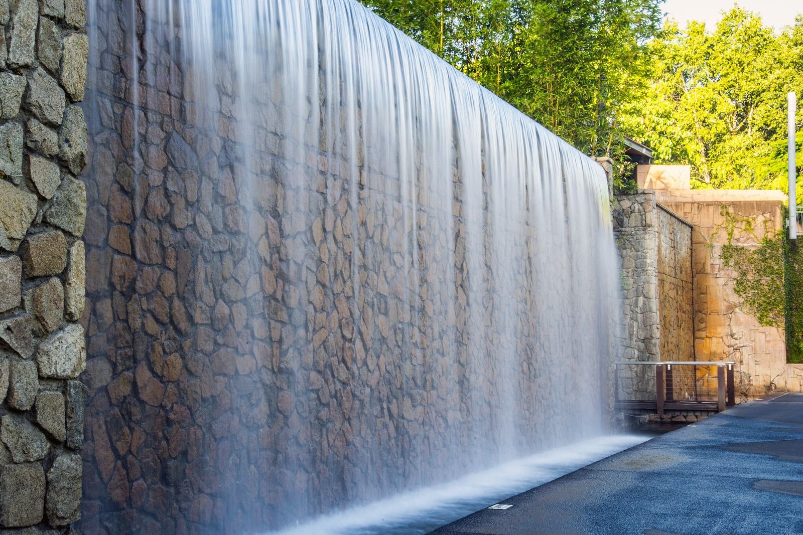 Водопад по другому. Искусственный водопад в парке Ататюрка в Бишкеке. Мафласт водопад. Фонтан уличный водопад Каскад. Стена из воды.