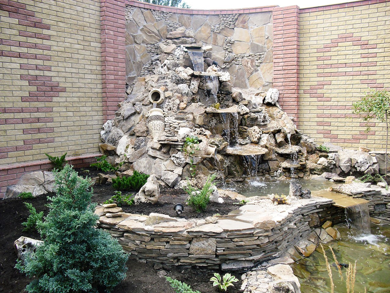 Водопады на даче из природного камня