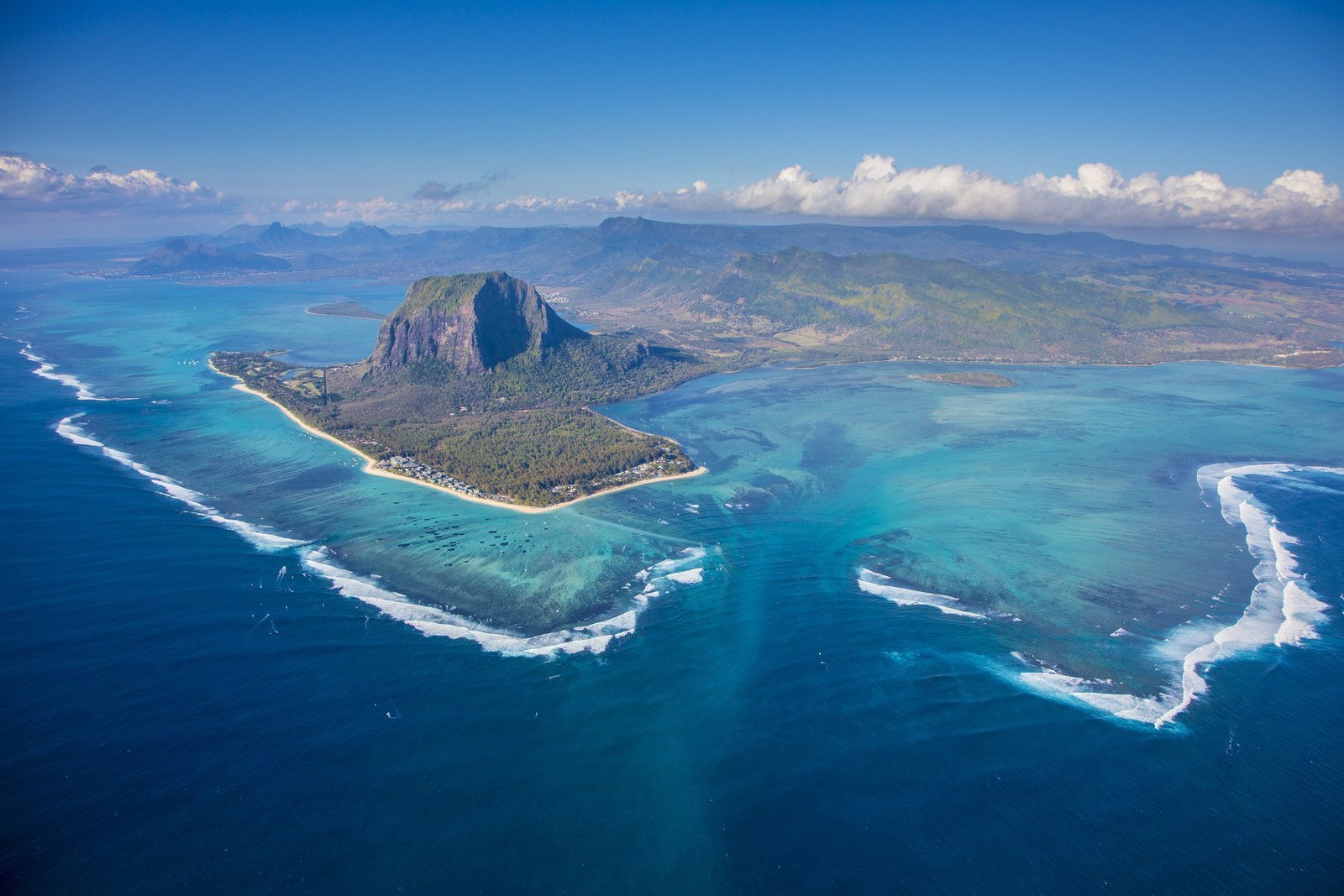 Атлантический океан самый большой остров. Ле-Морн Маврикий подводный водопад. Леморн Брабант Маврикий. Ле-Морн-Брабан, остров Маврикий. Леморн Брабант Маврикий водопад.