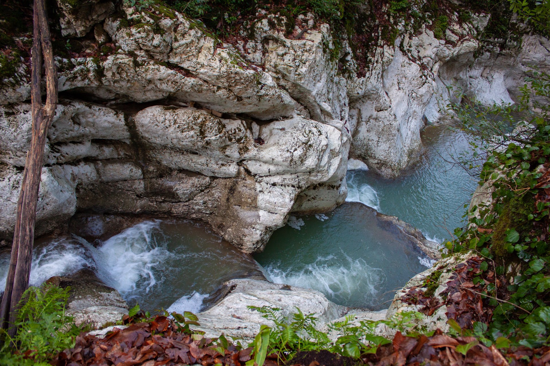 Какие природные достопримечательности есть в краснодарском. Агурское ущелье Чертова купель. Агурские водопады Краснодарский край. Агурские водопады Чертова купель. Агурский водопад Сочи.