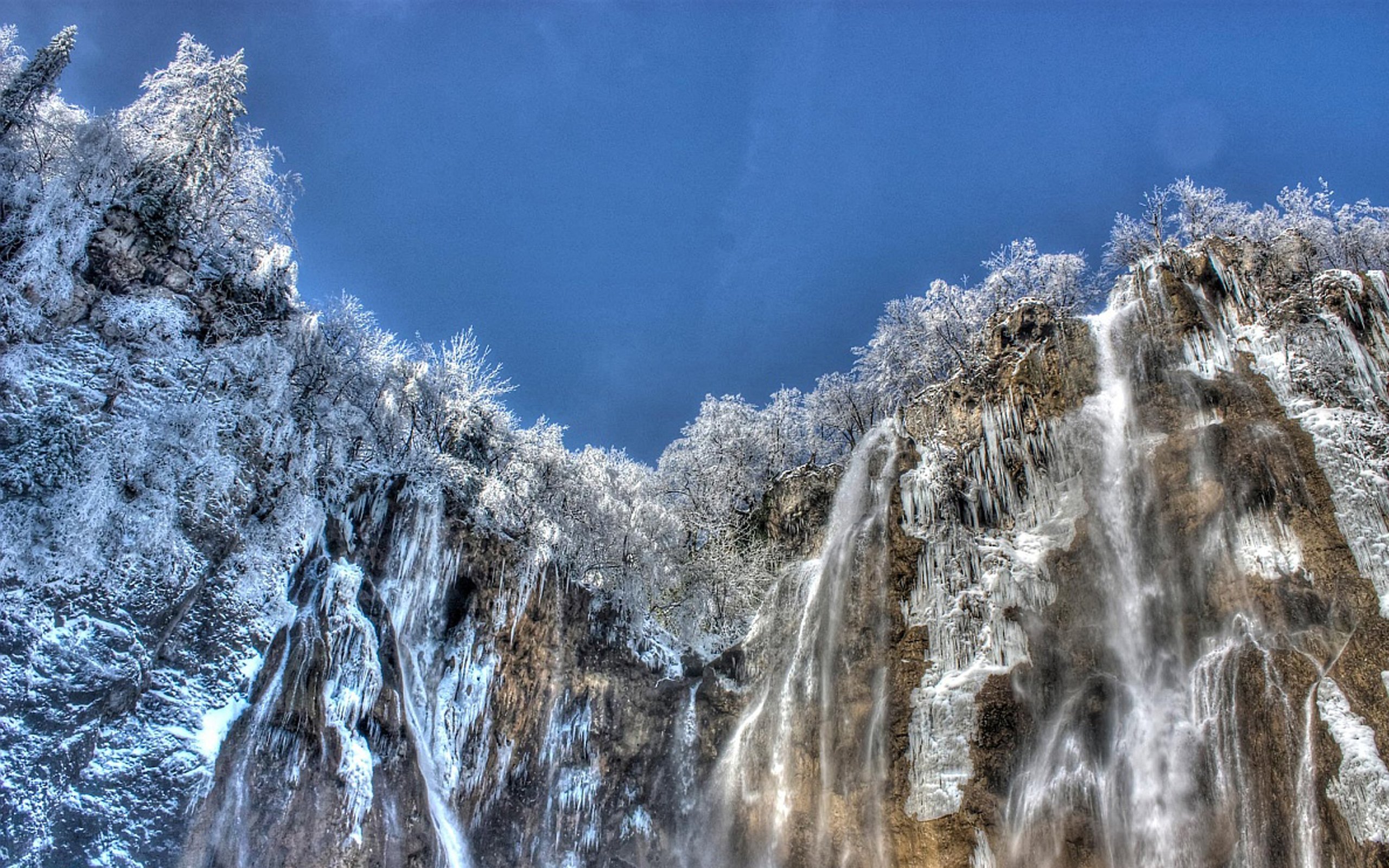 Зима фото водопад. Чегемские водопады Кабардино-Балкария зимой. Чегемские водопады и голубое озеро. Замерзшие Чегемские водопады. Медовые водопады Чегемские водопады.