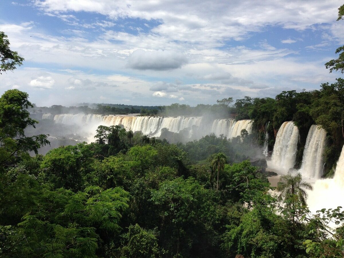 Широкий водопад в южной америке. Игуасу (национальный парк, Бразилия). Бразилия водопады Игуасу. Аргентина достопримечательности водопады Игуасу. Национальный парк Игуасу, Бразилия / Аргентина.