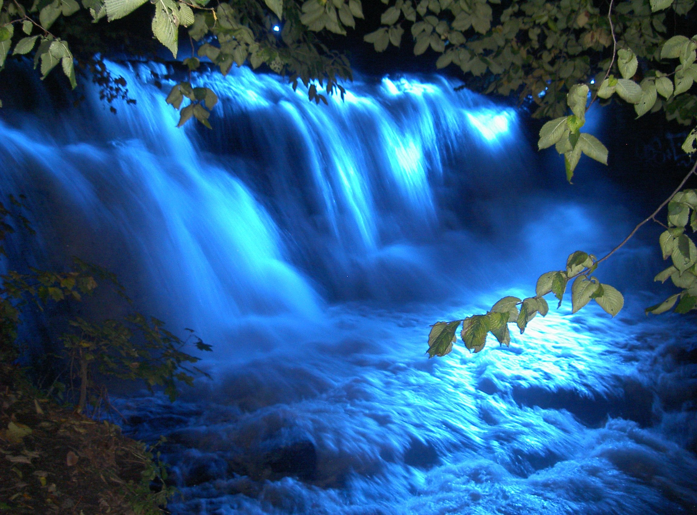 Водопады голубое озеро