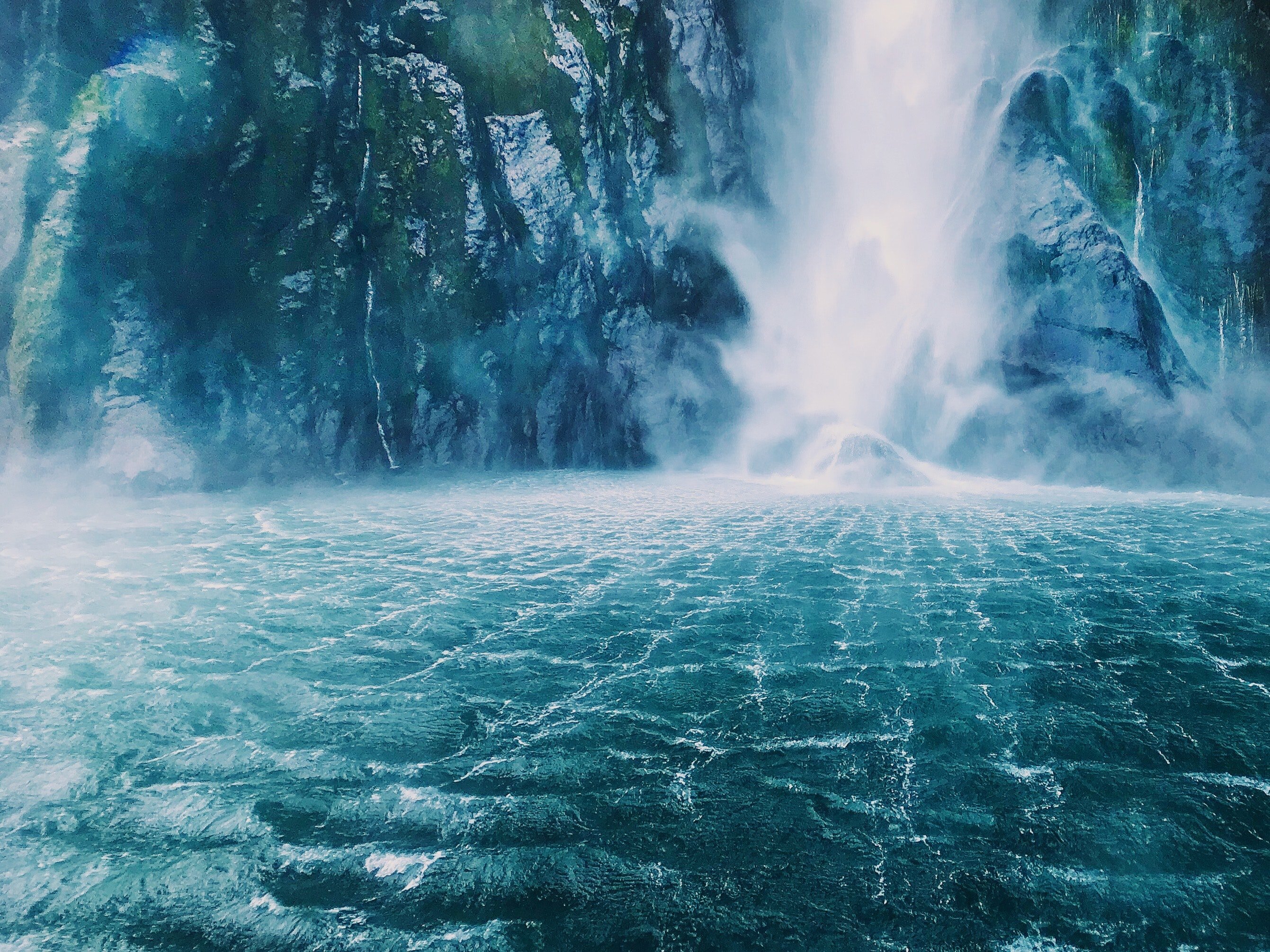 Водопад летящая вода. Голубой водопад. Брызги водопада. Бирюзовый водопад. Вода водопад.