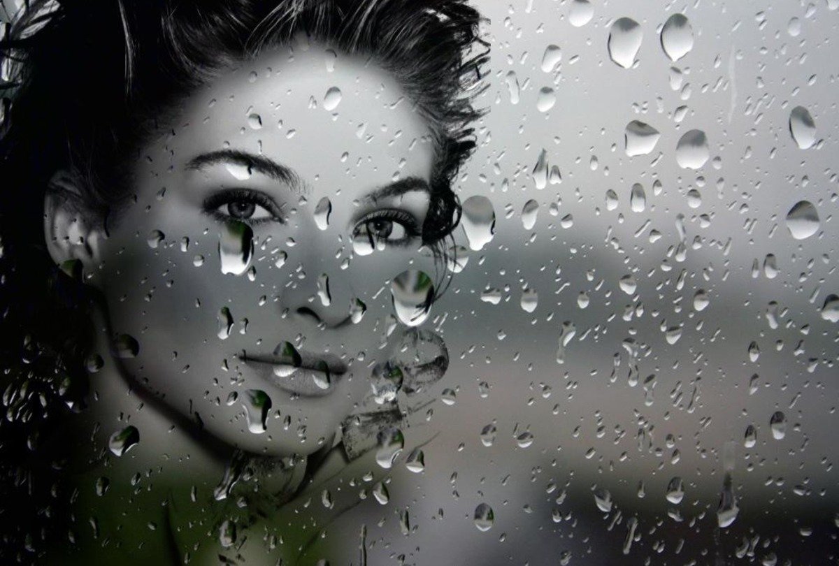 Дождь словно слезы. Женщина дождя. Дождь и слезы. Девушка за стеклом с капельками. Лицо с каплями.