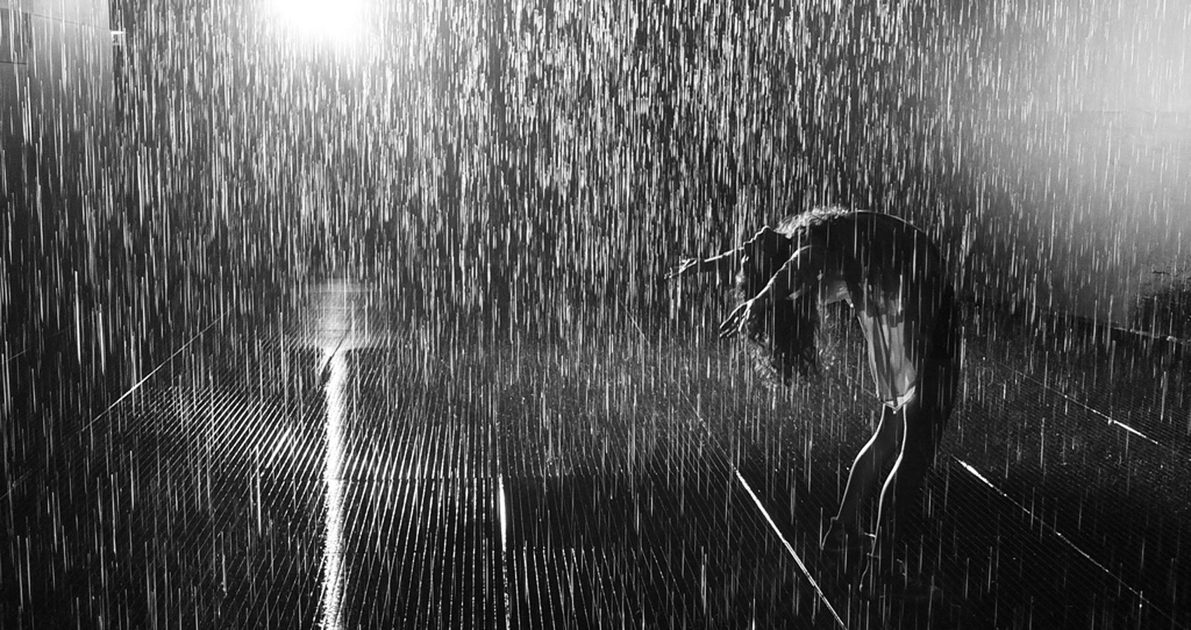 Дождик молчит. Под дождем. Струи дождя. Грустный дождь. Девушка под дождем.