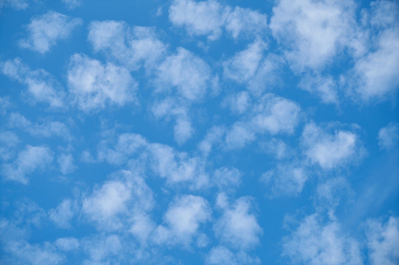 Фон снизу. Фон неба снизу. Облака. Голубое небо с облаками. Небо текстура.