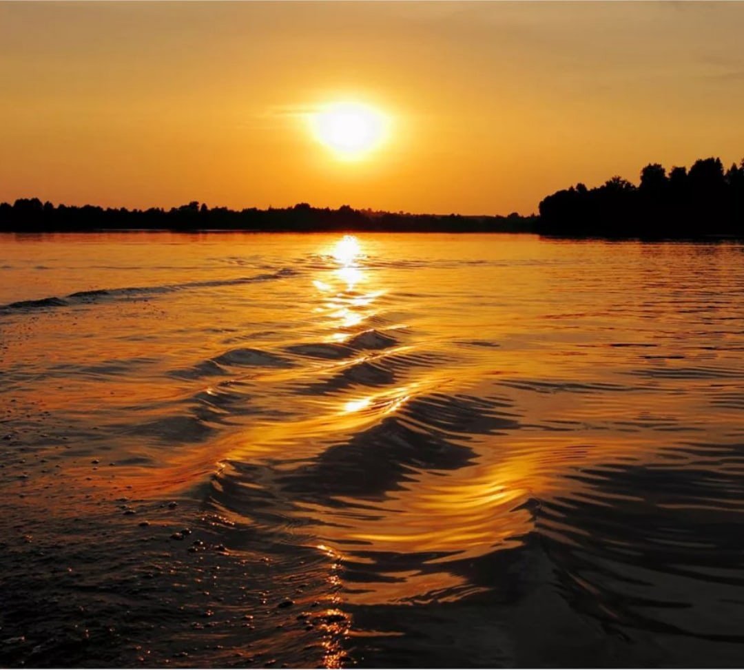 Закат над водой