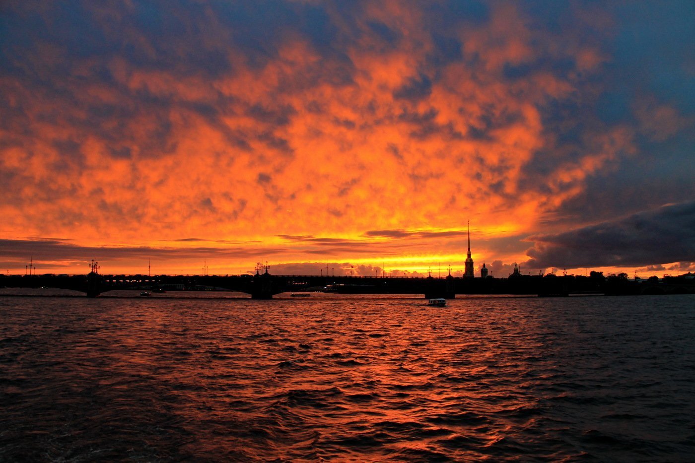 Закат солнца в санкт. Санкт Петербург над Невой.