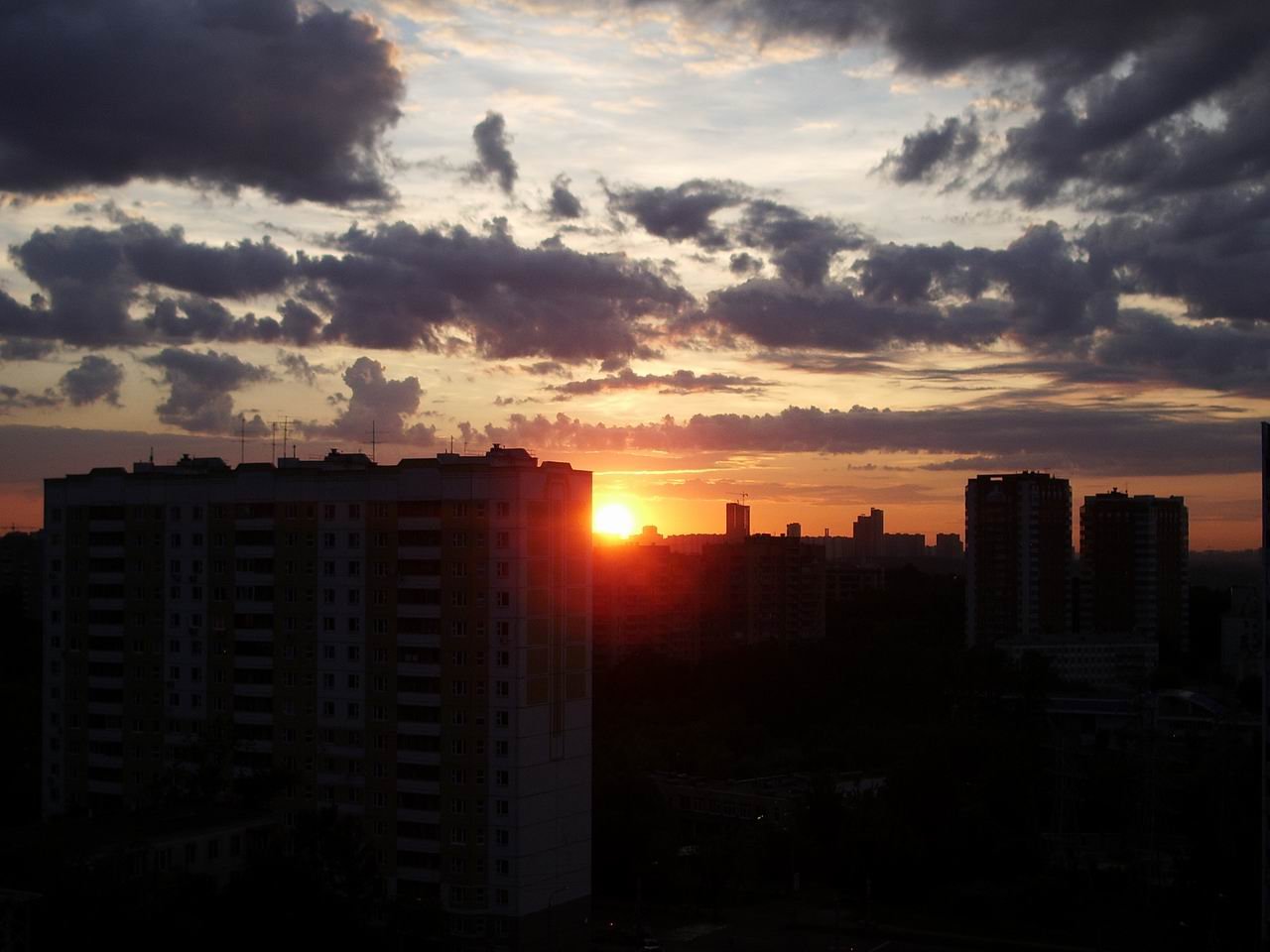 Чичерина перед русским рассветом. Вид из окна на город. Многоэтажки рассвет. Закат из окна многоэтажки. Красивый закат в городе.