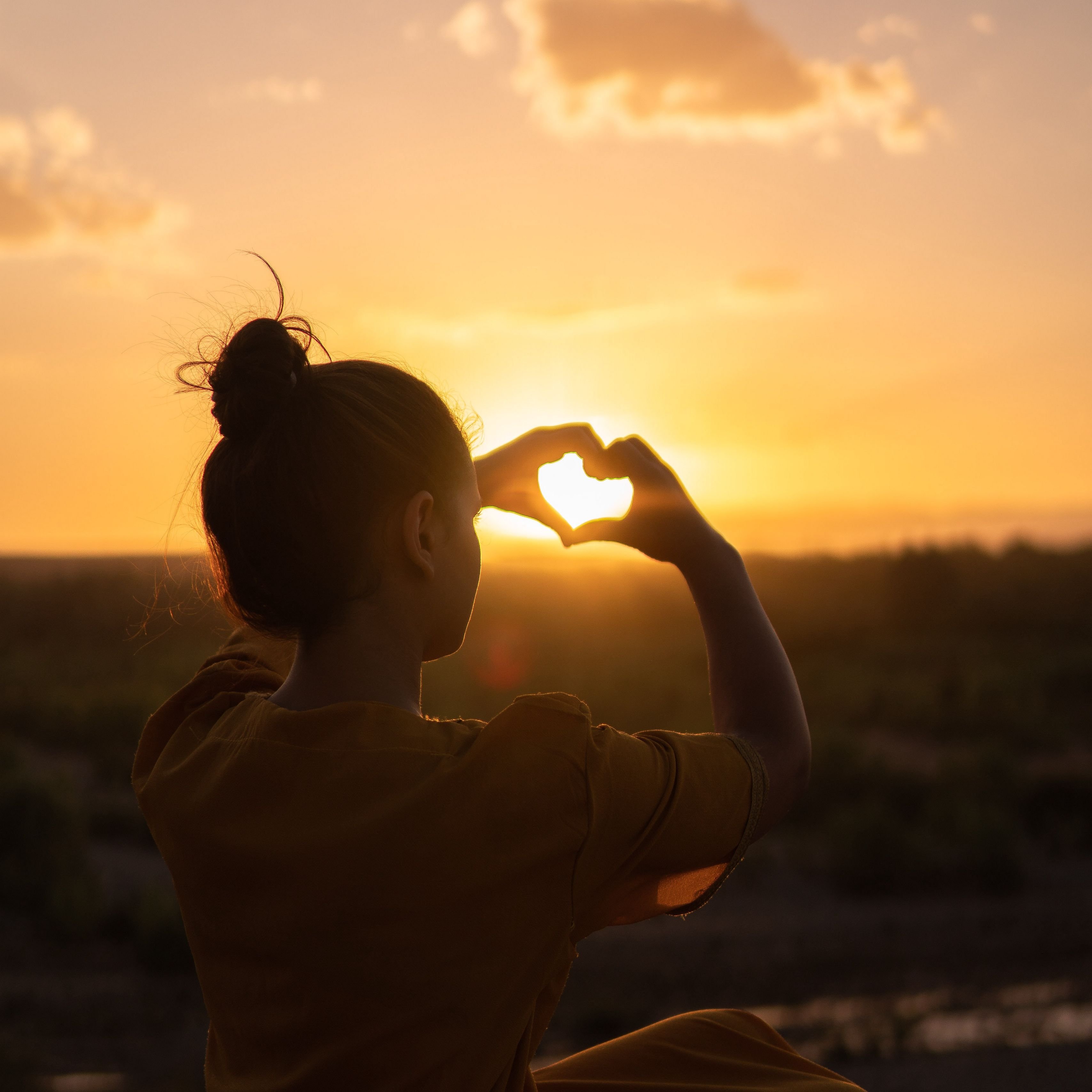 Self loving. Оксана Анухина Череповец. Закат девушка руки сердце. Девушка на закате. Руки на закате.