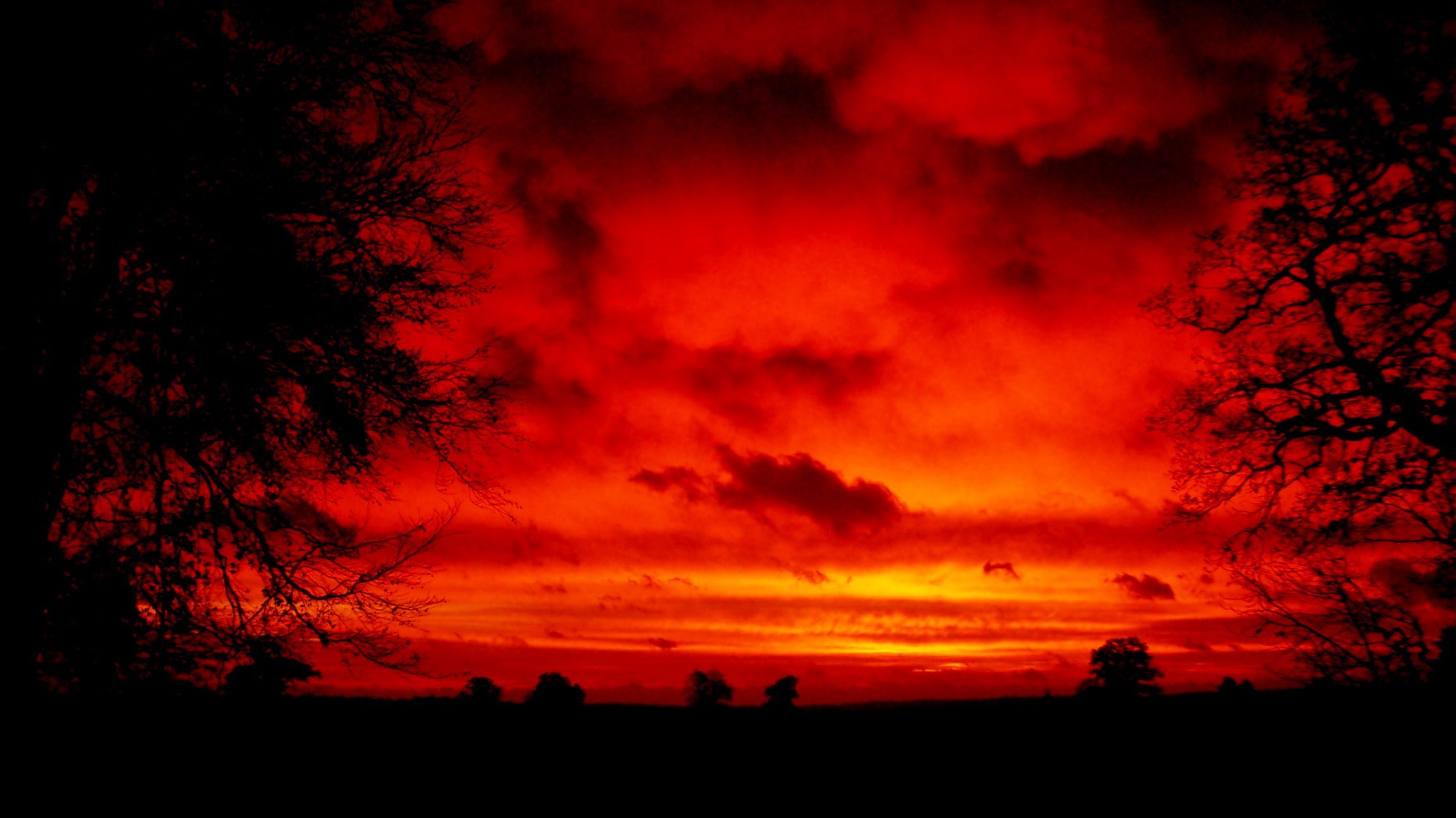Рассвет сменит алый закат. Кровавый закат. Кроваво красный закат. Красное небо. Кровавое небо.