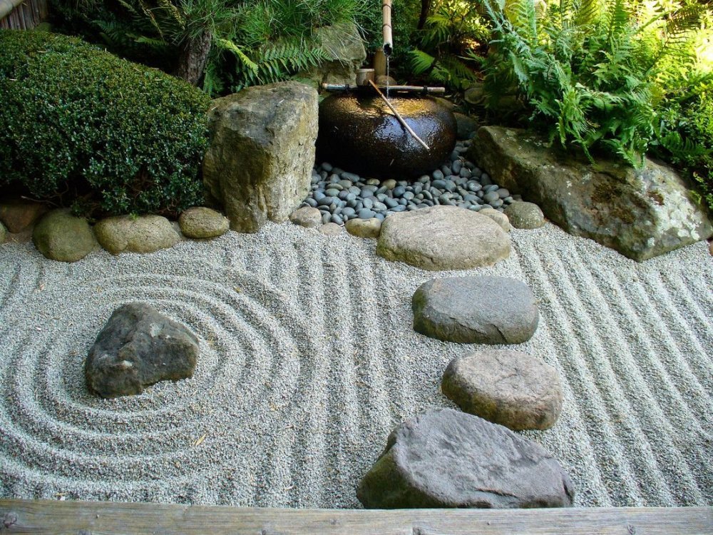 Рокарий в японском саду