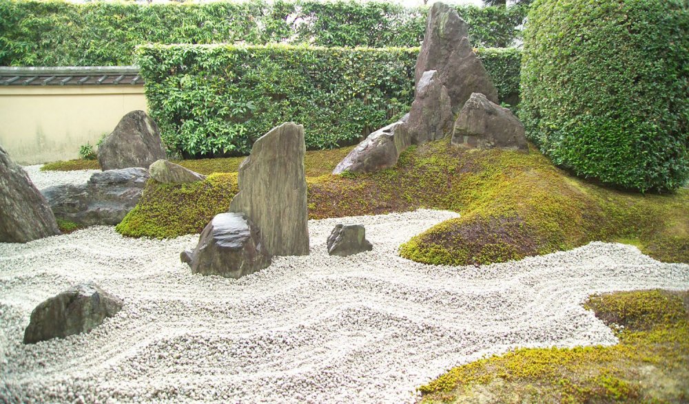 Сухой ручей в японском саду