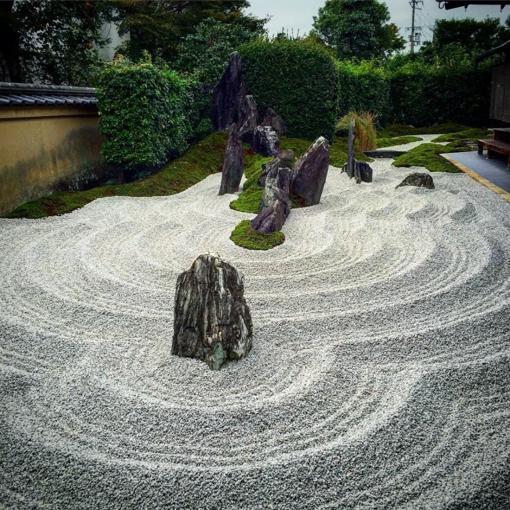 Дзенский сад камней с лингамом Победы