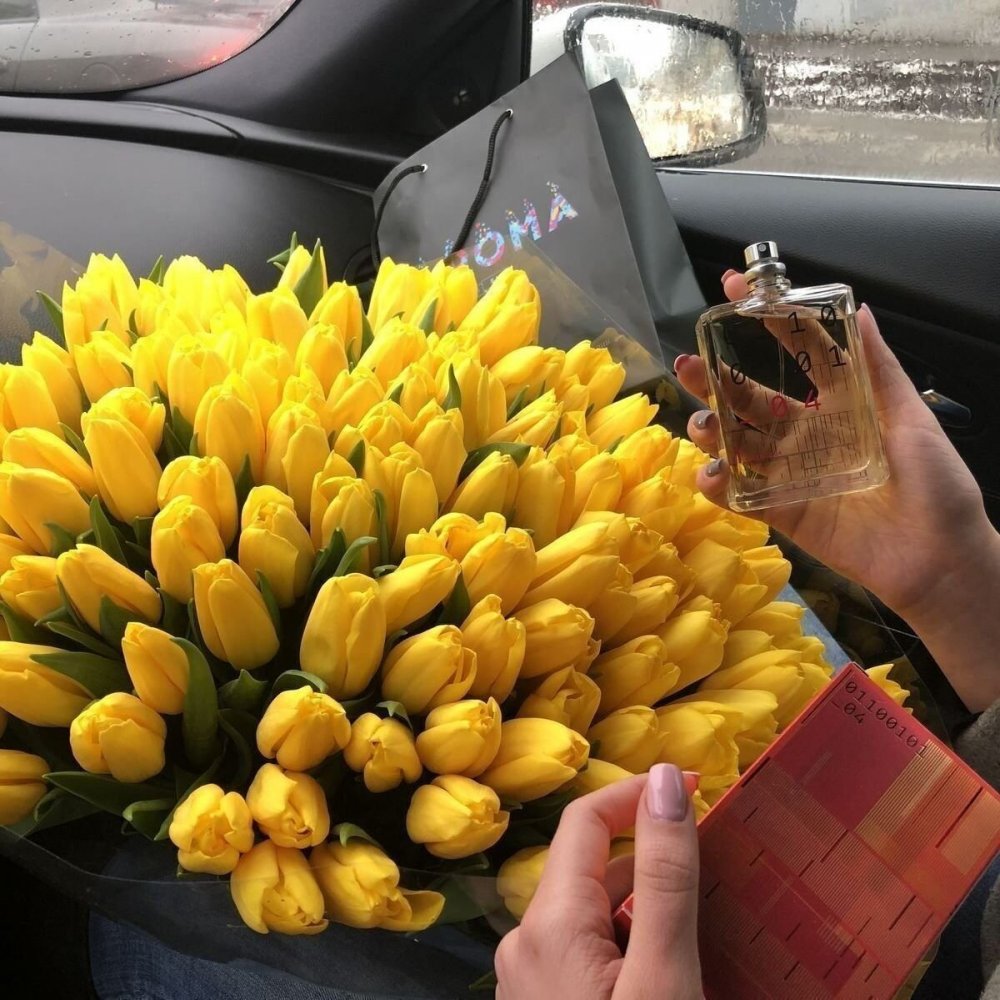 Желтые тюльпаны огромный букет
