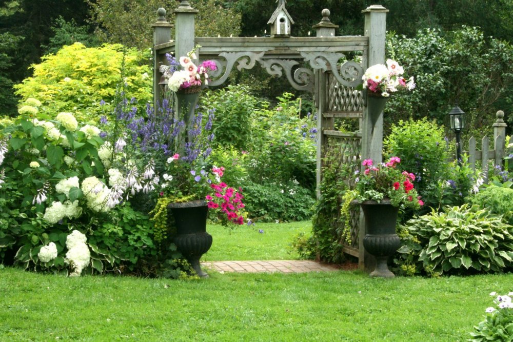 Романтичная лавочка в викторианском саду