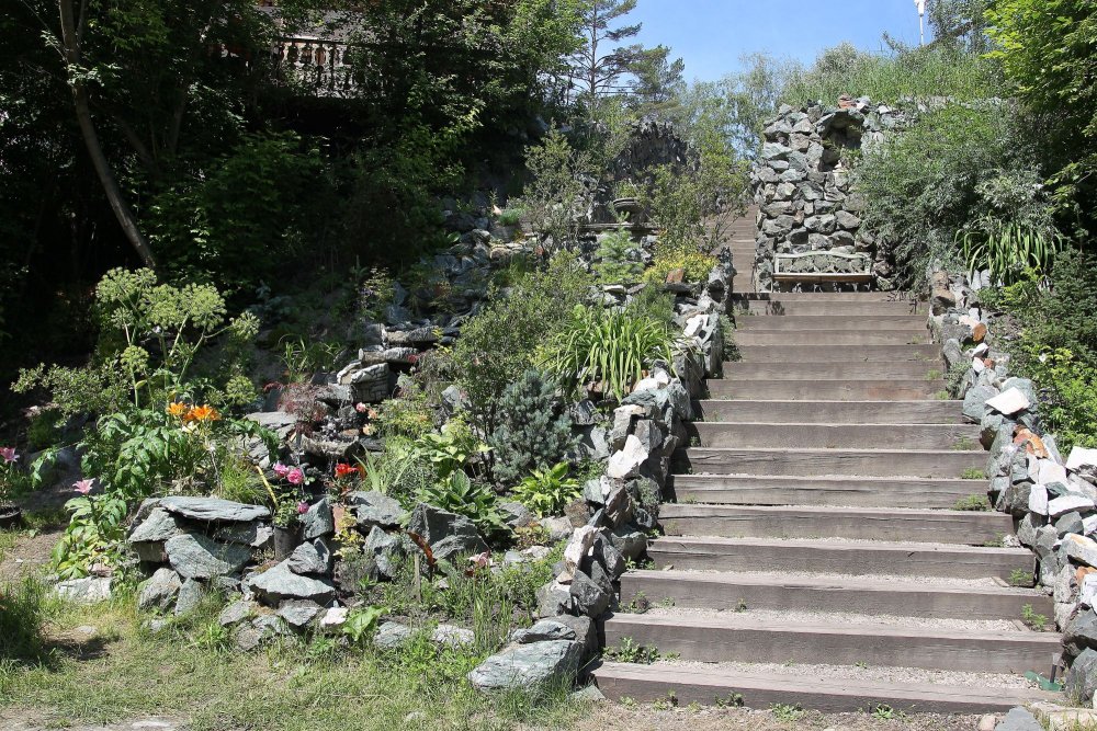 Сад пионов горный Алтай