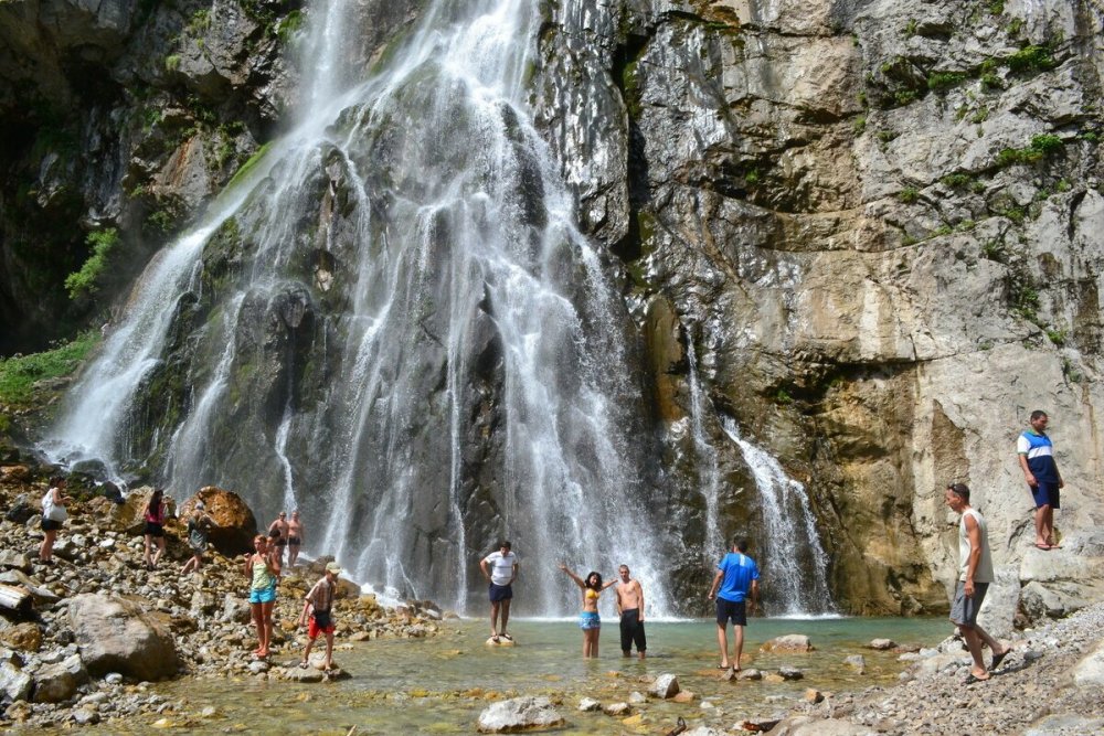 Гегский водопад полноводный