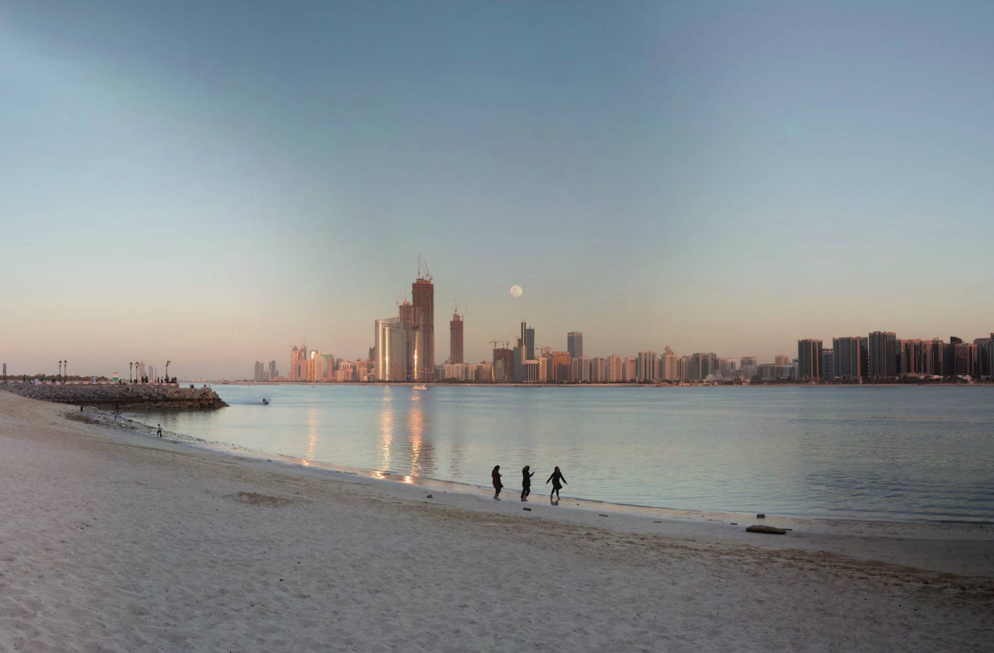 Корниш набережная абу. Corniche Beach Абу Даби. Набережная Корниш в Абу-Даби. Пляж Корниш Абу-Даби. Набережная Корниш в Шардже.