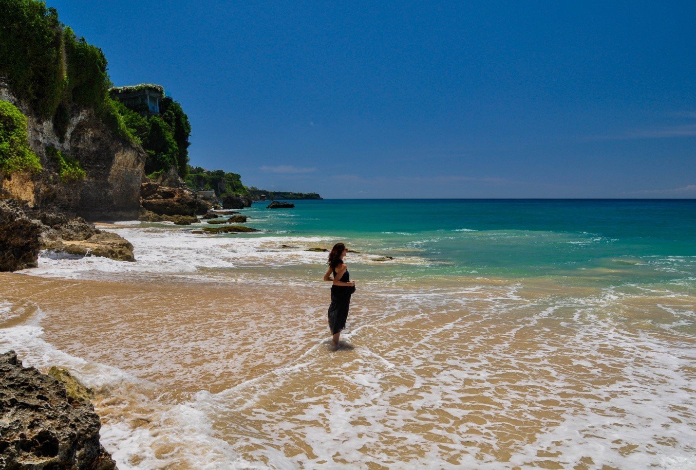 Фото дикий пляж девочке. Крымское Бали. Бали Дикие пляжи. Бали пляж манго. Дикий пляж.
