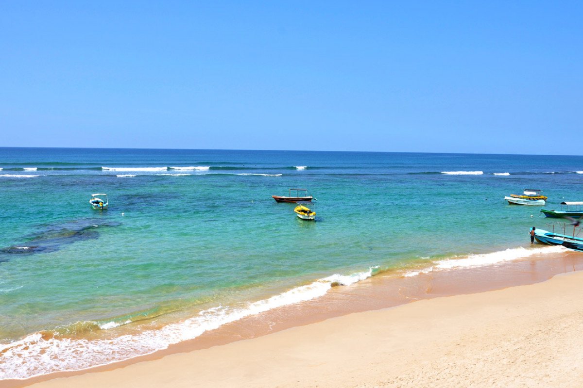 Пляж хиккадува шри. Хиккадува Шри Ланка. Хиккадува пляж. Пляж Шри Ланки Хиккадува. Бухта Хиккадува.
