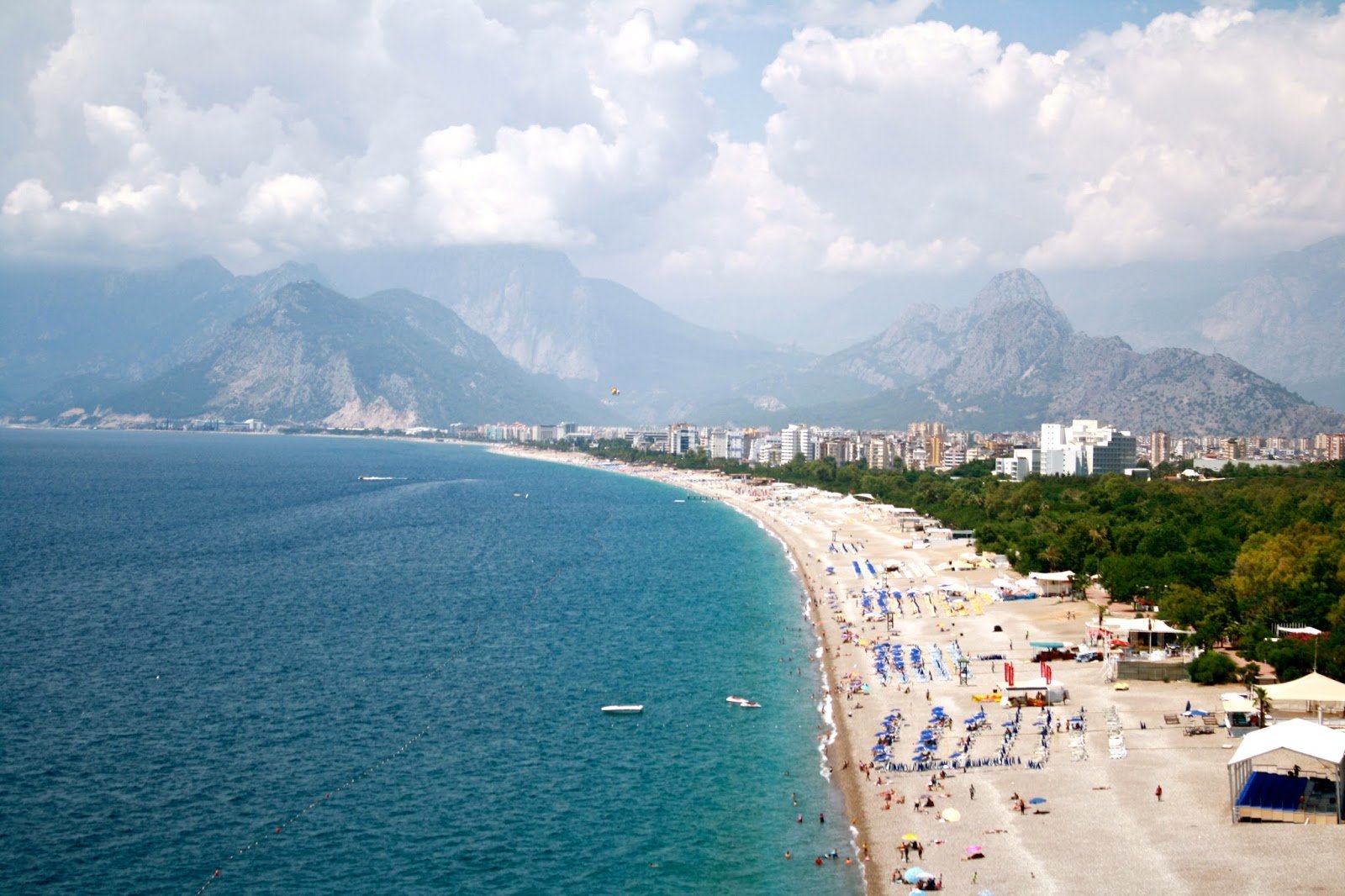 Konyaalti antalya. Коньяалты Анталия Турция. Анталья пляж Коньяалты. Пляж Коньяалты в Анталии. Набережная Коньяалты Анталия.