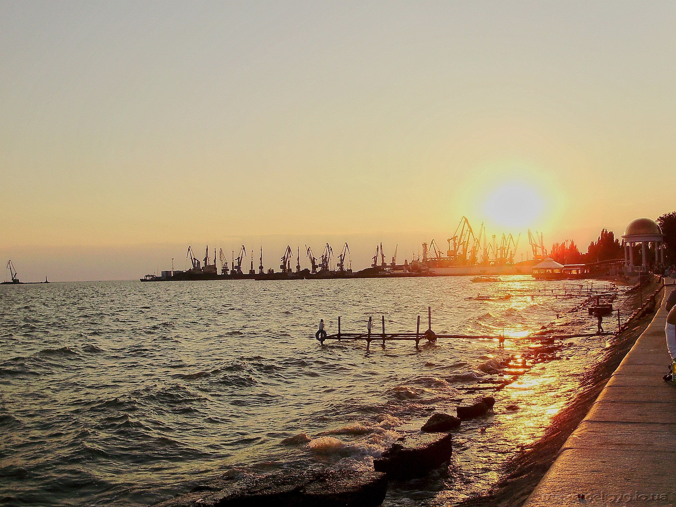 Бердянск море недорого. Бердянск набережная. Город Бердянск море. Бердянск пейзаж. Азовское море Бердянск закат.