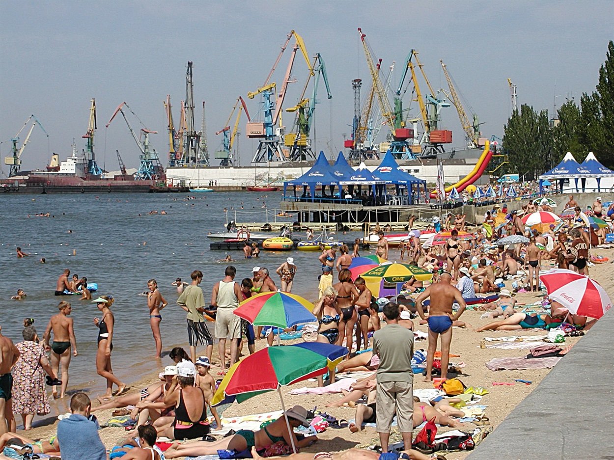 Бердянск море недорого. Бердянск Центральный пляж. Бердянск Азовское море пляж. Курорт Бердянск на Азовском море.