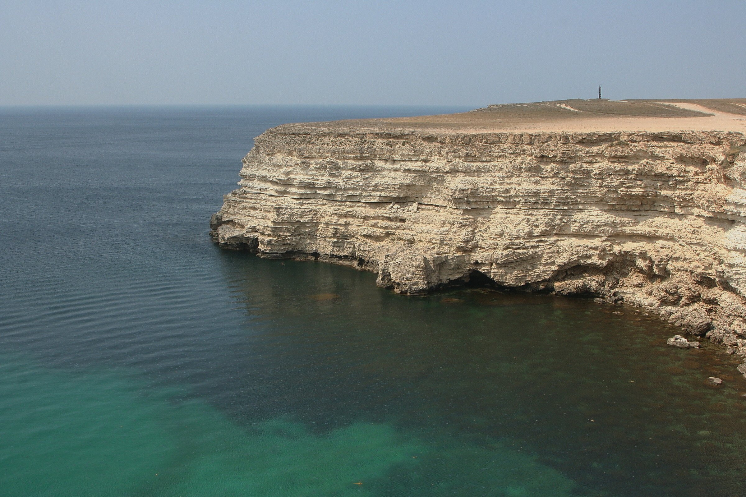 Село оленевка фото. Караджинская бухта Крым. Западная точка Крыма мыс Тарханкут. Мыс Тарханкут Оленевка. Крым бухта Тарханкут.