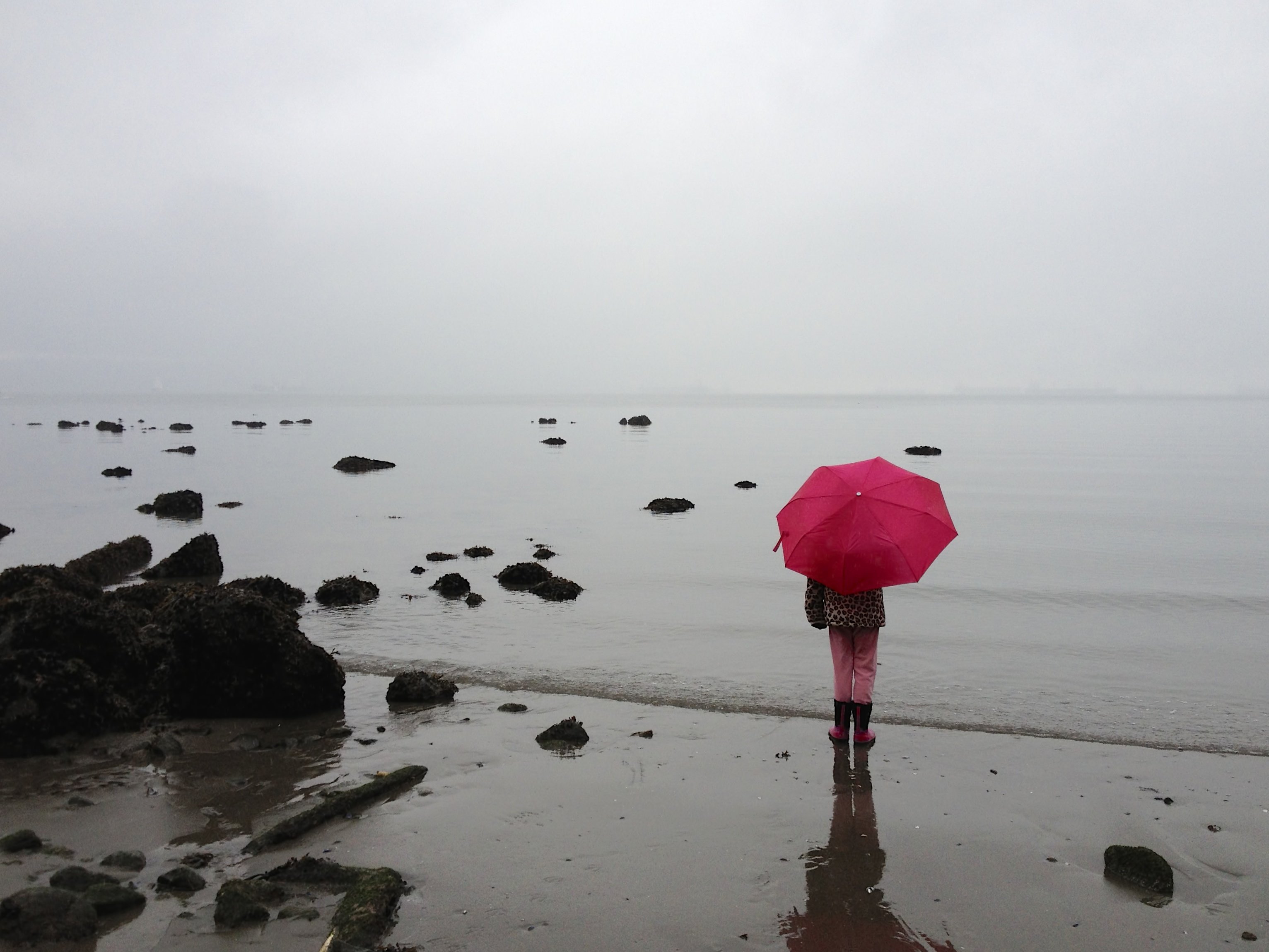 Rain beach. Дождь на море. Дождь море девушка. Дождь на пляже. Холодное лето на пляже.