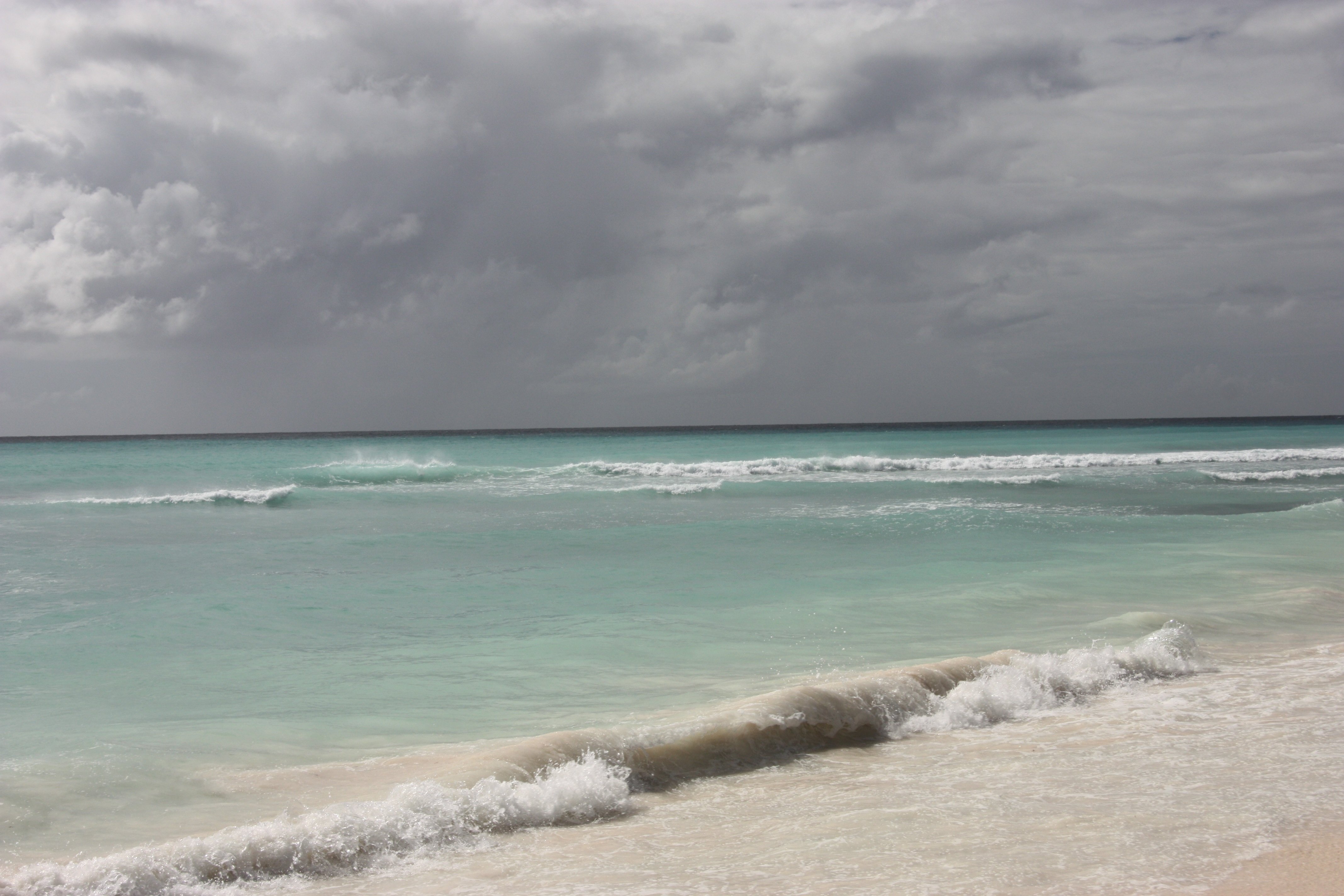 Rain beach. Карибское море. Дождь на море. Дождь на пляже. Море пляж дождь.