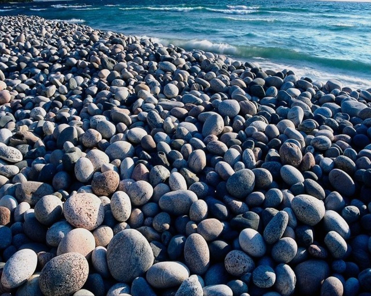 Галька крыма. Каменистый берег в Сочи чёрное море. Галечный пляж Сочи. Черное море галечный пляж. Каменистый пляж Сочи.