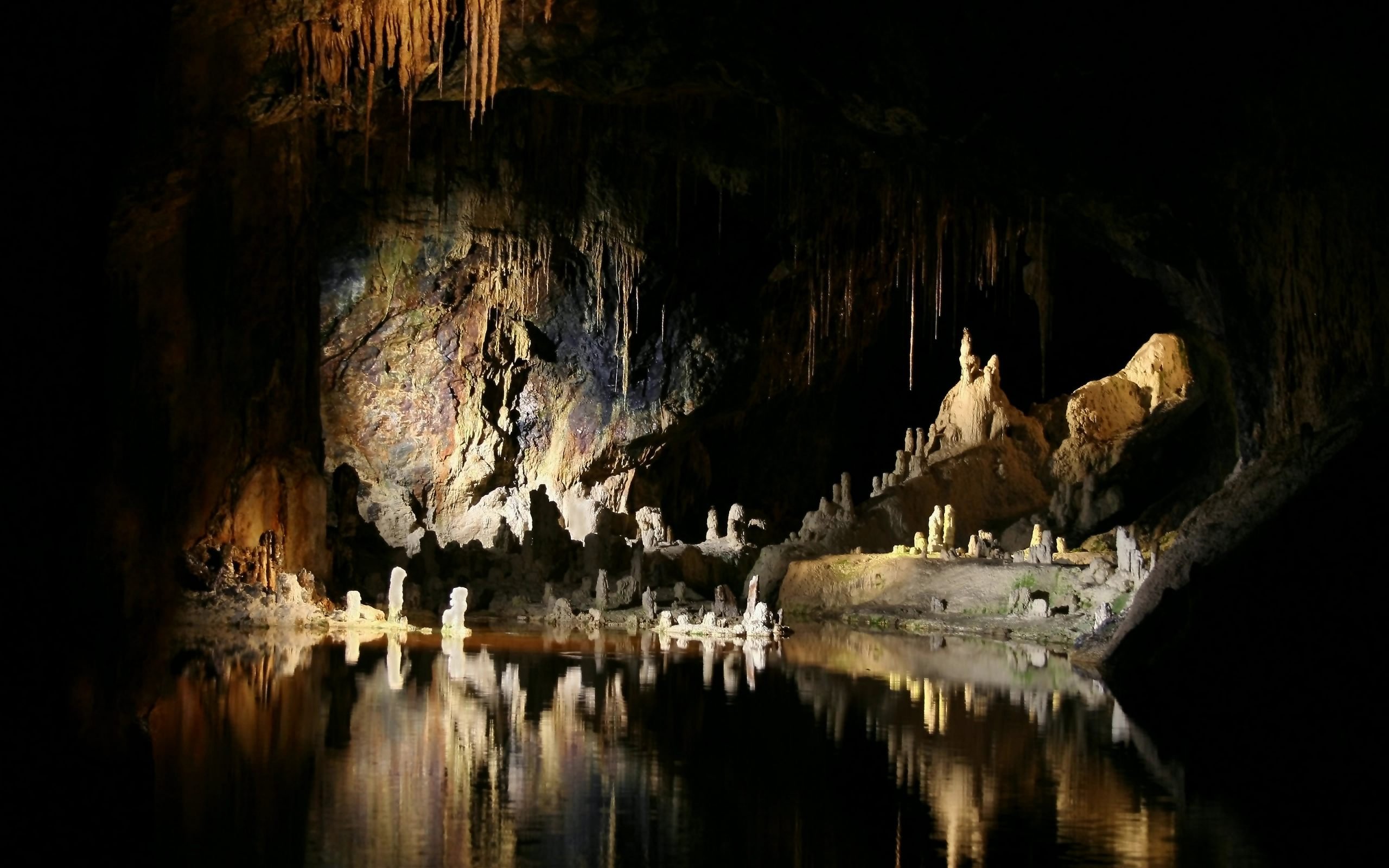 Cave v. Подземная пещера грот. Пинежский заповедник пещеры Зазеркалье. Озеро в пещере. Страшная пещера.