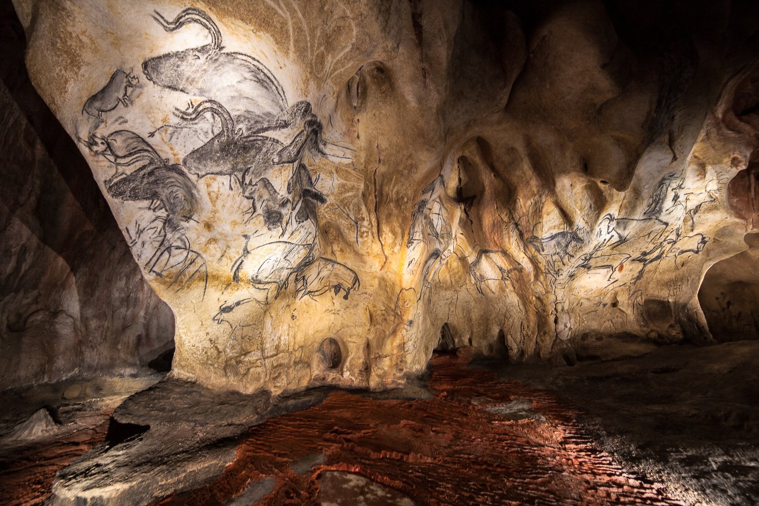 Пещера нати. Пещера Шове Пон д АРК. Пещера Шове Наскальная живопись. Пещера Пейнтед-Кейв. Пещера грот Шове.