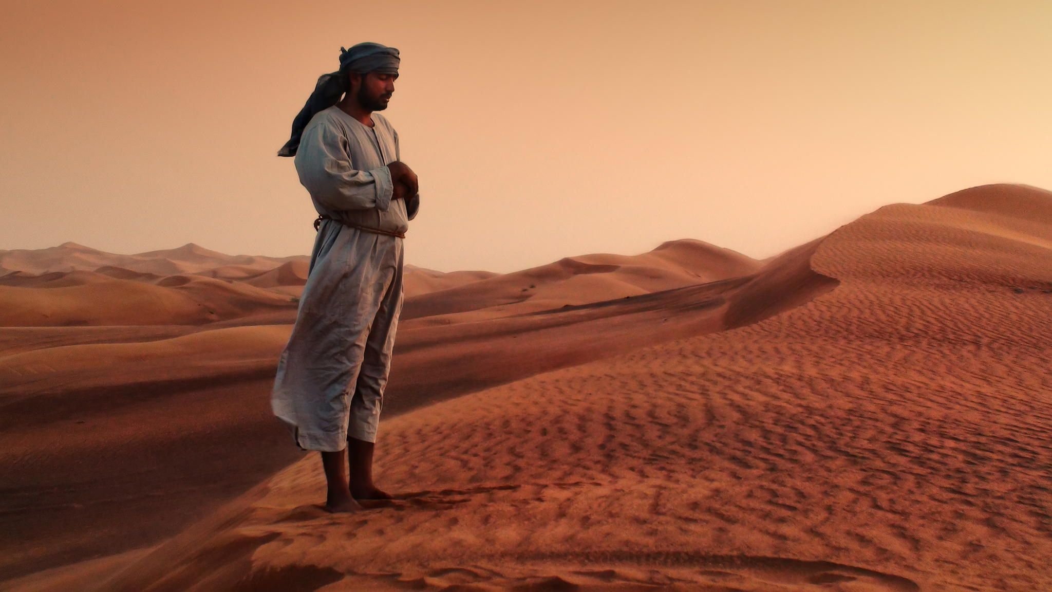 На востоке живешь весь. Мусульманин в пустыне. Человек один в пустыне. Странник в пустыне. Мужчина в пустыне.