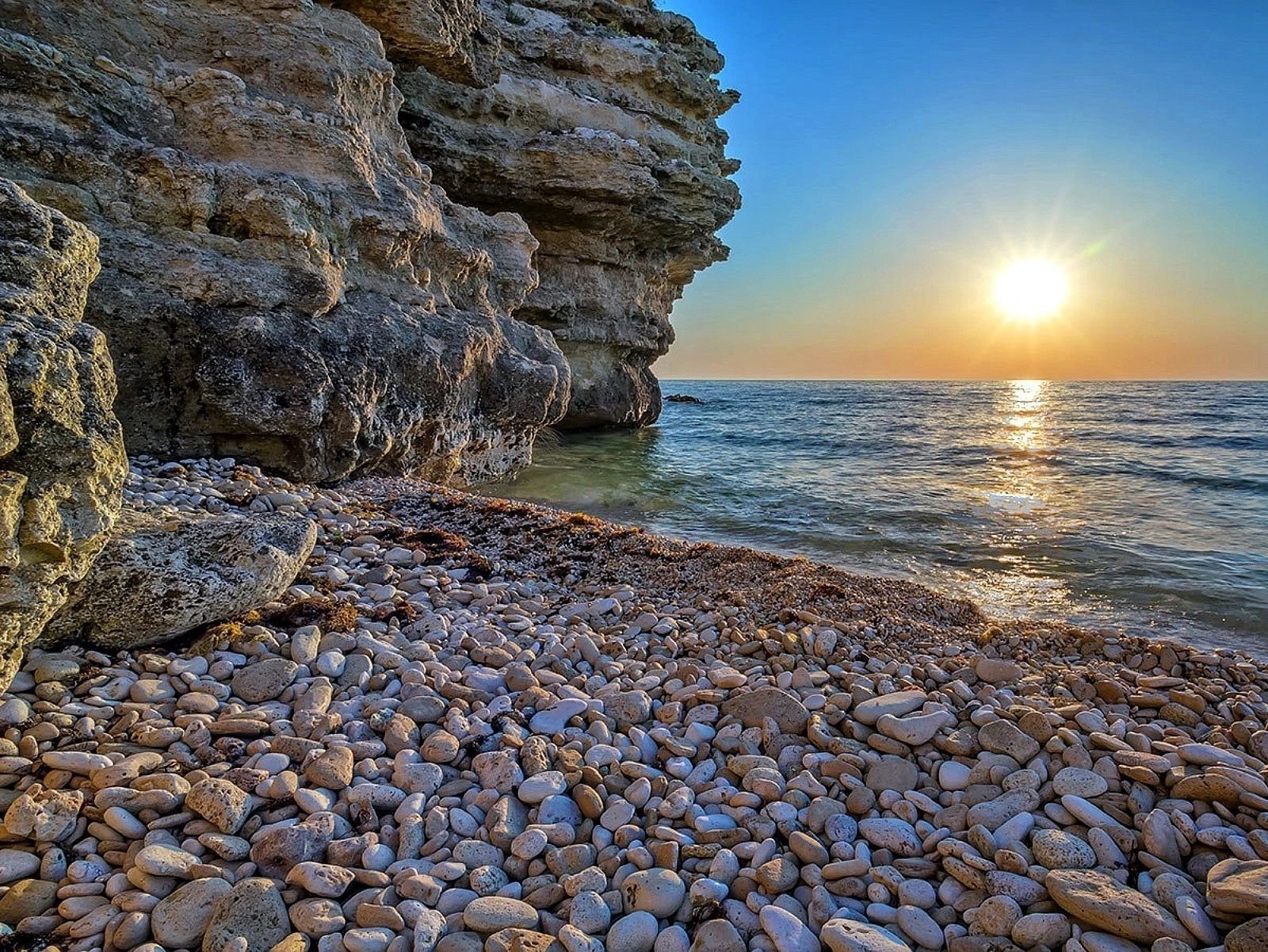 Какое сейчас море в крыму. Крым море галечный пляж. Пляж Сансет Крым. Крымское черное море.