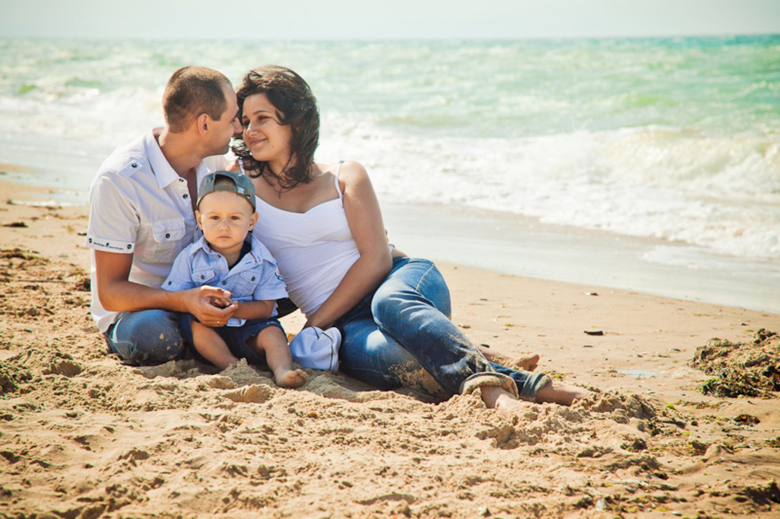 Мама папа на пляже. Семейная фотосессия на море. Счастливая семья на море. Дети на море с родителями. Семья на пляже.