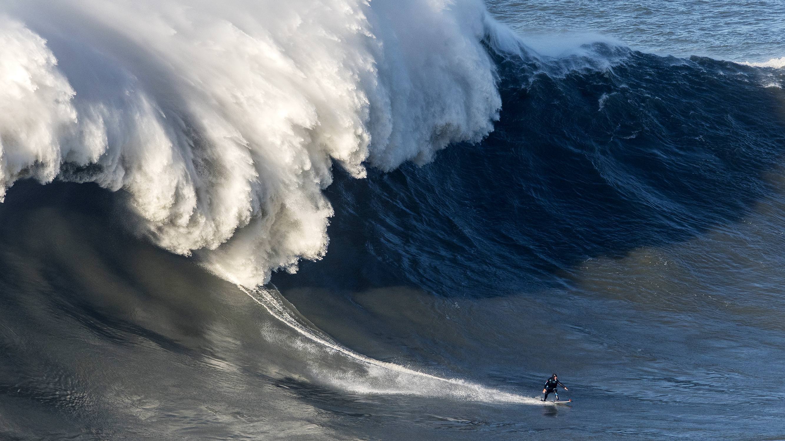 Волны огромные страшные. ЦУНАМИ Тихого океана 30 метров. Тихий океан волны ЦУНАМИ. Португалия волны 30 метров серфинг. Назаре Португалия волны.