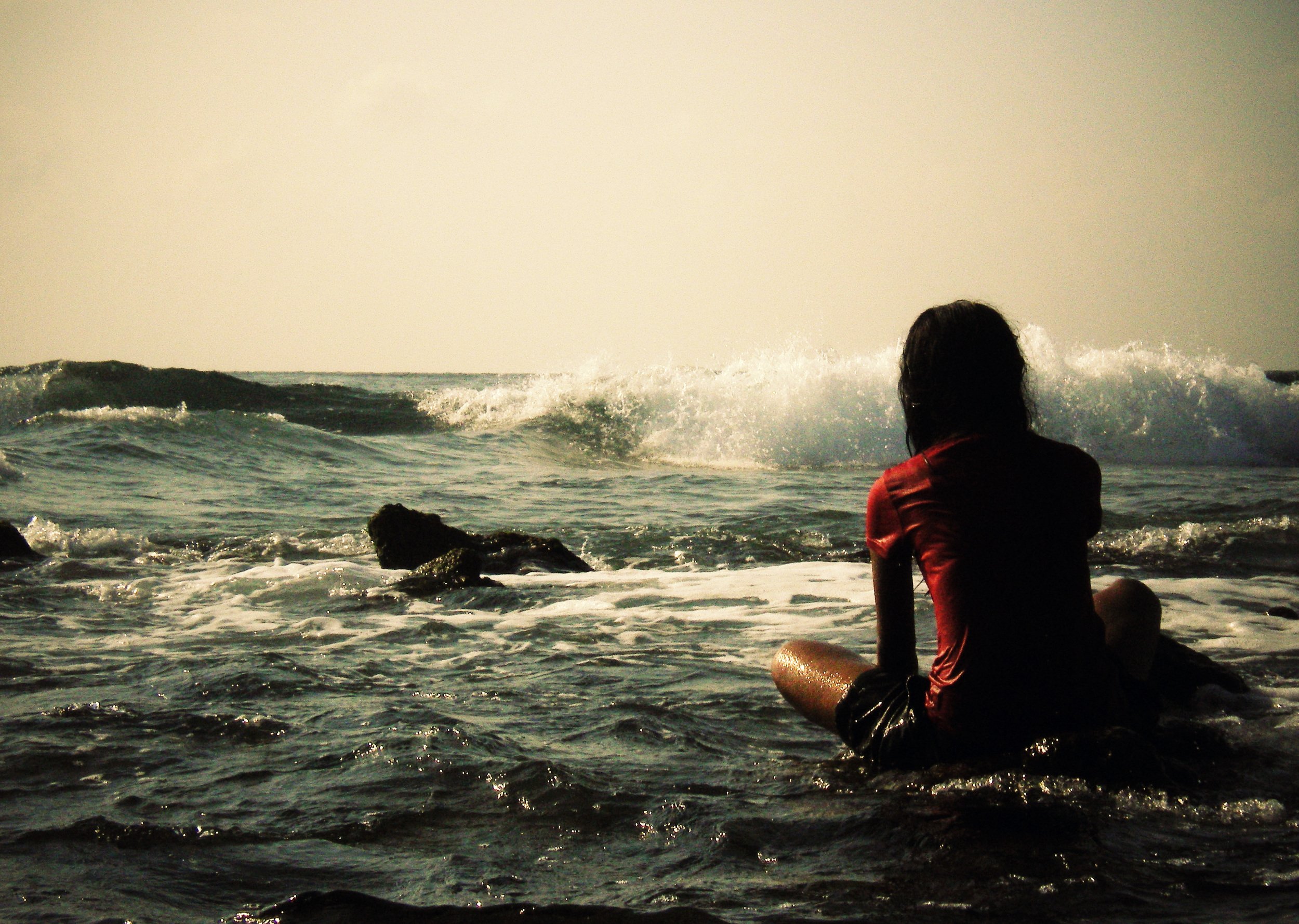 Грустью море не. Девушка на море со спины. Брюнетка на море. Девушка у океана спиной. Одиночество океан.