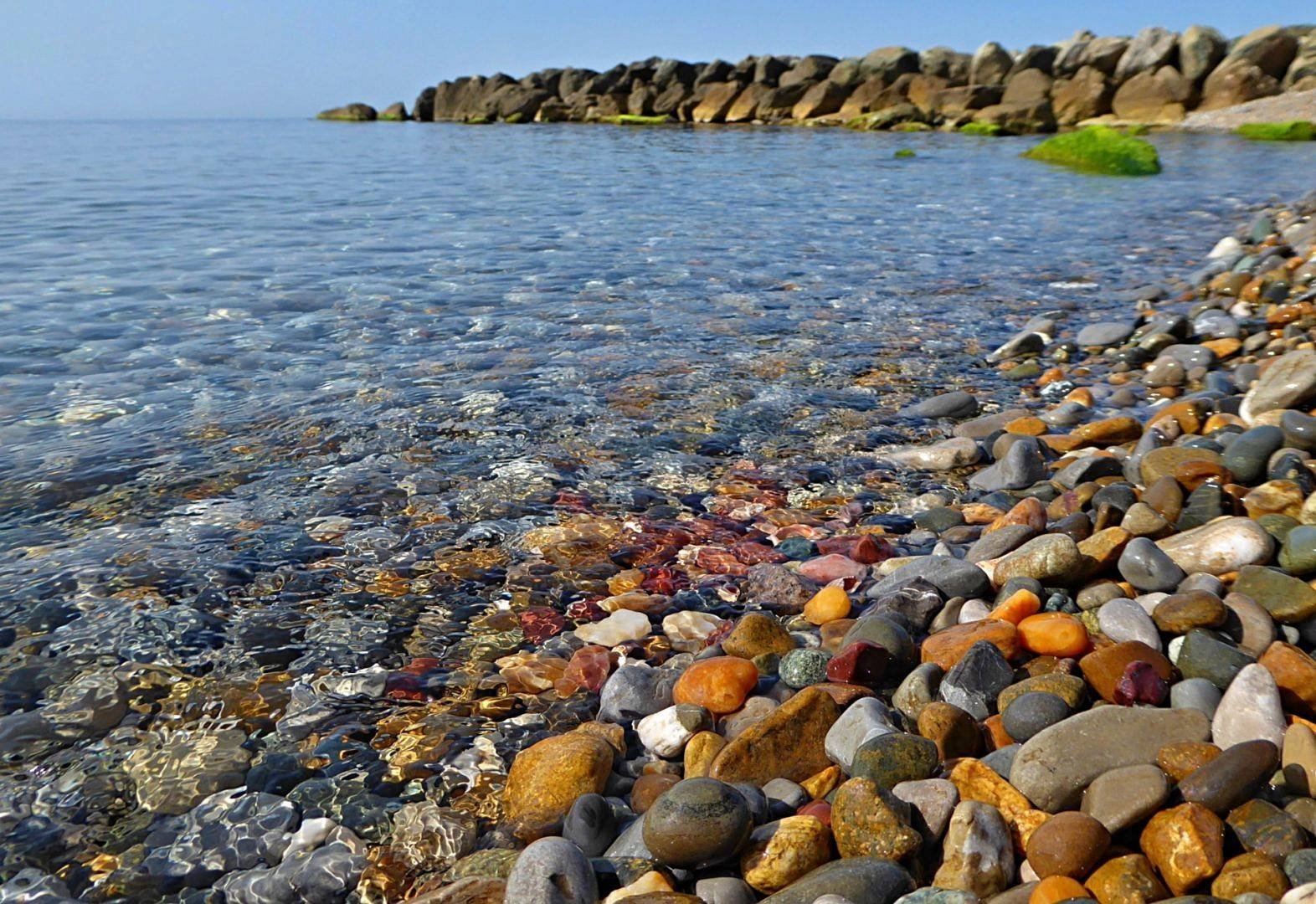 Бережное море. Анапа галечный пляж. Каменистый берег в Сочи чёрное море. Черное море галечный пляж. Каменистый пляж в Анапе.