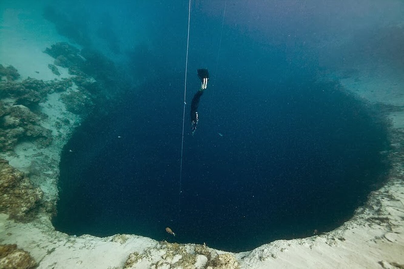 Глубина воды 200 метров. Голубая дыра Дахаб карстовая воронка. Дахаб фридайвинг голубая дыра. Большая голубая дыра Белиз Центральная Америка.