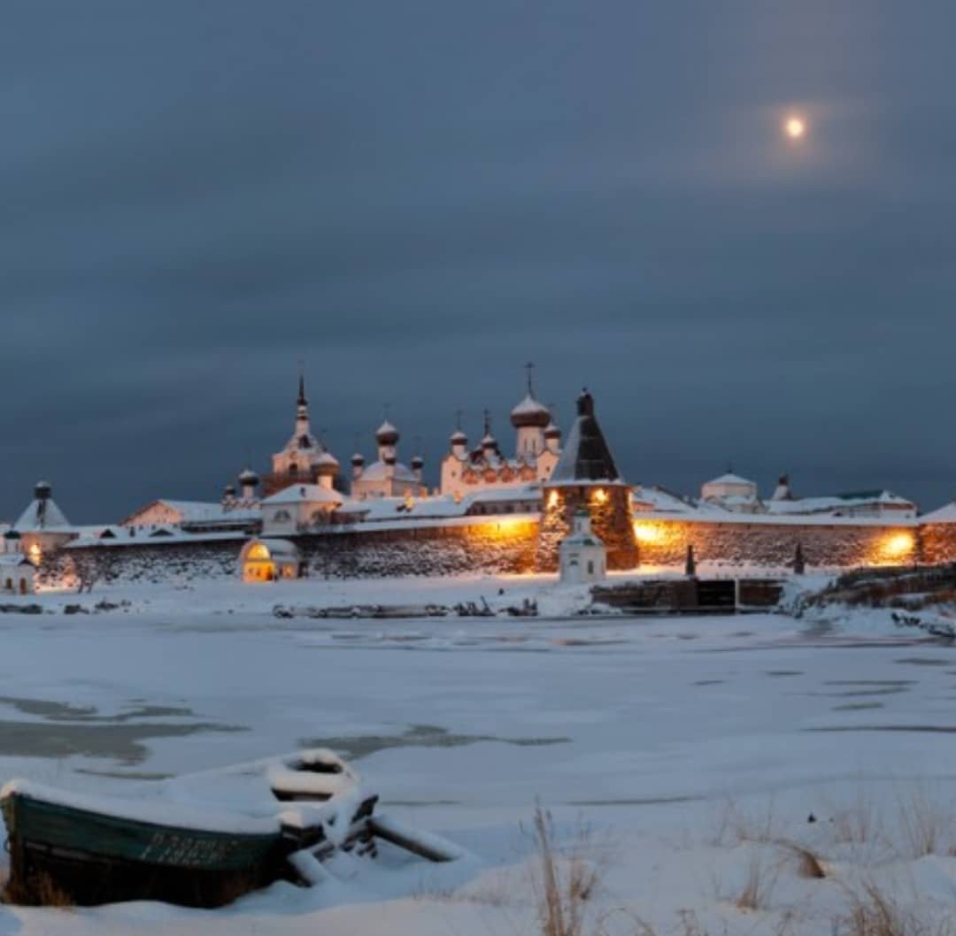 Соловецкие острова монахи. Архангельск Соловецкий монастырь. Соловецкий монастырь зима. Северная Фиваида Карелия зимой. Соловецкий монастырь зимой.